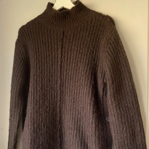 Stickad tröja - Jättemysig stickad tröja i brun!