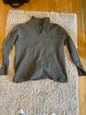 Ralph lauren grå halfzip - Hej! Grå Ralph lauren halfzip 9/10 skick. Storlek M men sitter mer som L. Tröjan är som ny med inga fel eller defekter. Nypris ca 1500/2000
