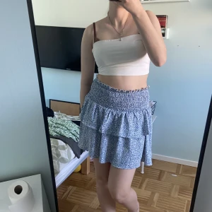 Blå kjol  - Jätteskön och sommrig kjol! Använd en del förra sommaren men fortfarande i bra skick!