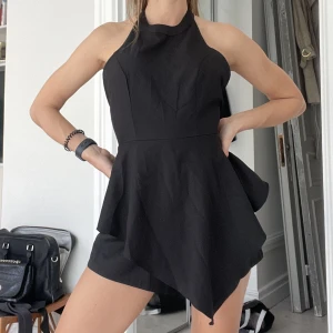 Snygg kort jumpsuit byxdress  - Snygg kort jumpsuit/byxdress  med öppen rygg