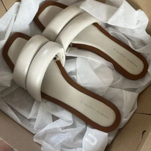 Sandaler  - Säljer dessa sjukt snygga sandaler!🫶🏻☺️jätte nice att ha nu till Avslutningar och midsommar🥰❤️