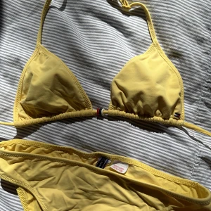 Tommy hilfiger bikini - Snygg gul bikini från Tommy Hilfiger!