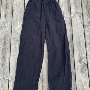 Svarta linnebyxor  - Säljer för jag har växt ur de