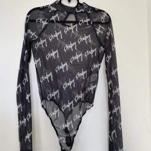 En bodysuit i mesh från Missguided x Playboy som är anvönd fåtal gånger. Har fler bilder(från när jag använt) så skriv privat ifall det är av intresse att se. Knäpps såklart i grenen samt har i nacken som syns på andra bilden. Hund finns i hemmet