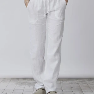 Linnebyxor  - Helt slutsålda lågmidjade linnebyxor från Skagen Chlothing. Liknar Roxy linnebyxorrna väldigt mycket! Helt oanvända. Ord pris 800 + frakt. Passar mig i längden som 170. Skriv om ni har frågor 💕(köparen står för frakt 📦)