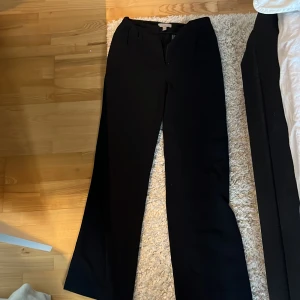 Kostym byxor  - Svarta vida kostymbyxor från H&M