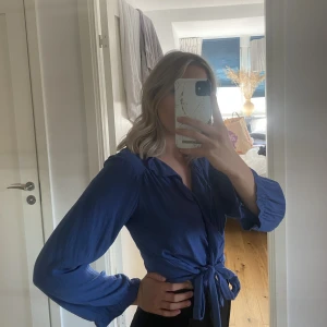 Blå blus - Superfin blå blus! Köpare står för frakt:)