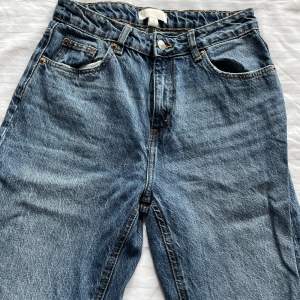 Ett par jeans från H&M med baggy passform, Använda ett par gånger men slitage finns ej!💖