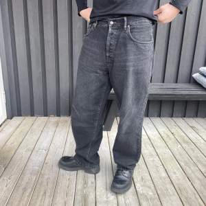 Svarta jeans ifrån Acne Studios.   Modellen heter Toj Jeans.  Jättefint skick, använda max 3 gånger.  Nypris 3100kr