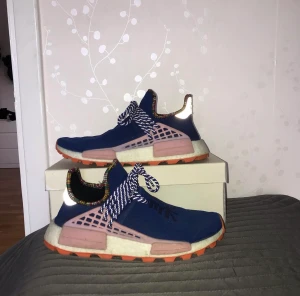 adidas x Pharrell Williams Human Race NMD Trail Inspiration Pack Powder Blue - några flaws inget man tänker på cond 8:10