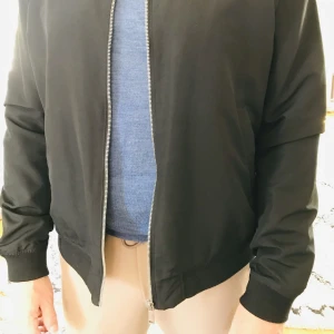 Gant o Zara herr vårjackor nya - Beige Gant stl L. Ganska nätt i storleken. 1000kr använd ett par gånger köpt nyligen för 2700kr Svart Zara jacka XL liten storlek säljes för 400kr nypris 1000kr. 