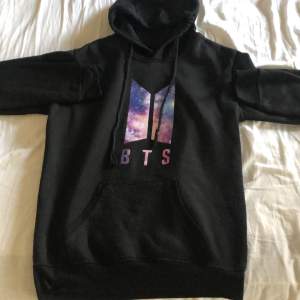 Säljer denna BTS hoodie. Köpte den för ett tag sedan så tyvärr kommer jag inte ihåg vart jag köpte den ifrån :/. Kan få knopp på sig då och då men det var inget som störde mig 🫶🏽💗