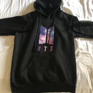 BTS hoodie - Säljer denna BTS hoodie. Köpte den för ett tag sedan så tyvärr kommer jag inte ihåg vart jag köpte den ifrån :/. Kan få knopp på sig då och då men det var inget som störde mig 🫶🏽💗