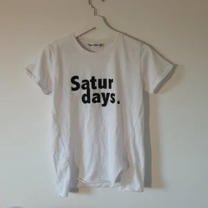 Vit t-shirt med tryck - T-shirt i storlek 158/164 Aldrig använd Säljer pga ingen användning för den.