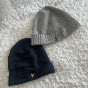 2 märkesmössor - Säljer dessa 2 mössor, en mörkblå lyle and scott och en grå polo. 