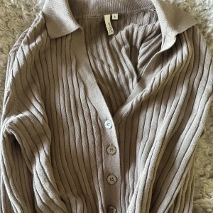  ribbad tröja  - Brun / beige ribbad tröja med knappar, krage och slits vid armarna. Från Nelly, storlek S, knappt använd, nypris 399🌼 skickar gärna fler bilder 