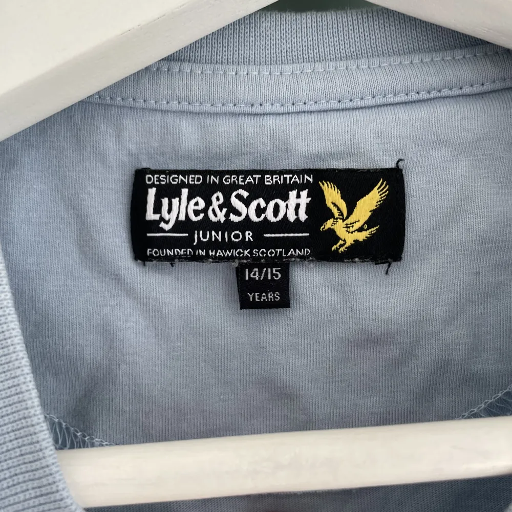 Lyle & scott t-shirt Aldrig använd. Storlek 14/15 år. Men jag skulle säga att det är storlek M, den är alltså väldigt stor.  200 kr. T-shirts.