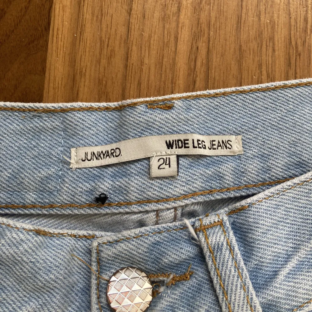 Ett par superfina junkyard jeans som har blivit för små  Storlek 24 (tum) Skulle även kunna byta mot en större storlek, 26/27 däromkring! . Jeans & Byxor.