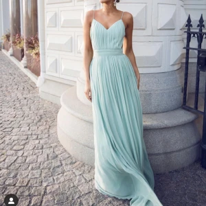 Balklänning - Säljer denna superfina balklänning som är från By malina. Sista bilden är min men färgen är mer blå i verkligheten💕 Aldrig använd då min bal blev inställd.  Kan gå ner i pris vid snabb affär☺️