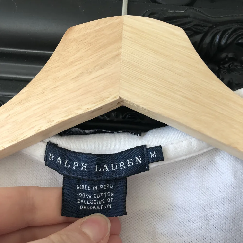 Ralph Lauren polo shirt, THE SKINNY POLO polo! Ny skick, använt sparsamt! Den kostar ny runt 800-1250 kr när jag kollar online, lägre pris då jag vill ha snabb affär pga flytt!. T-shirts.
