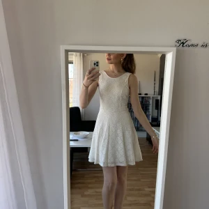 Vit klänning - Superfin klänning i spets och öppen rygg med rosett och gulddetslj på ryggen. Använd enstaka gånger. Nyskick. Ta hänsyn till att jag är 182 Köparen står för frakt📦 