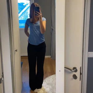 Blus  - Söt blus i fin färg som passar perfekt nu i sommar. 