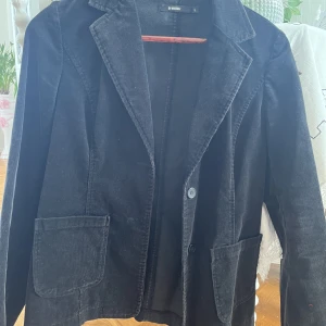 Vintage Svart kavaj i Manchester material  - En super fin Manchester kavaj som är vintage varit min mormors som hon köpt för tiotals år sedan super fin😊storlek L men passar mig bra som är s/m fungerar om man vill ha oversized
