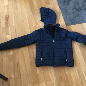 Peakperformance  - Snygg jacka med luva man kan ta bort luvan om man vill med en dragkedja mvh August 