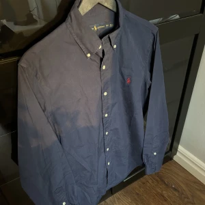 Ralph Lauren Skjorta - Mörk Blå Ralph Lauren skjorta i storlek S. Finns att hämta i Sundbyberg eller skickas via posten!