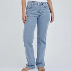 Low straight 550 jeans. Ett par fina blå jeans från bikbok. Ny pris 699 kr.