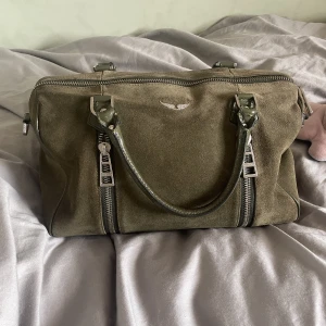 ZADIG VÄSKA  - Super fin Zadig sunnybag som jag verkligen älskar men jag måste sälja då jag behöver pengarna. Nypris ca 4500. Den är i fint skick utom att den har börjat bli lite rosa på vissa metall delar så som de blir på Zadig väskor. 🤩🤩