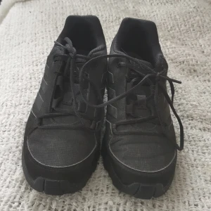 Skor - Det är ett par typ oanvända skor och bra till hösten 