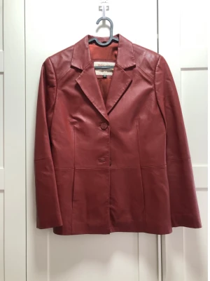 Röd läderkavaj vintage - I gott skick! Storlek 40. 