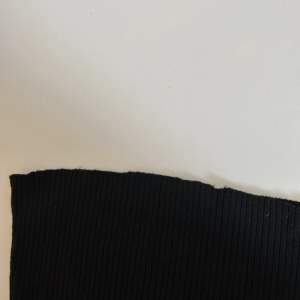 Svarta utsvängda byxor i storlek xs💗 de är typ ”avklippta” längst ner men det syns nästan inte. Köpta nya på second hand men är fortfarande i bra skick 🫶🏻. Jeans & Byxor.