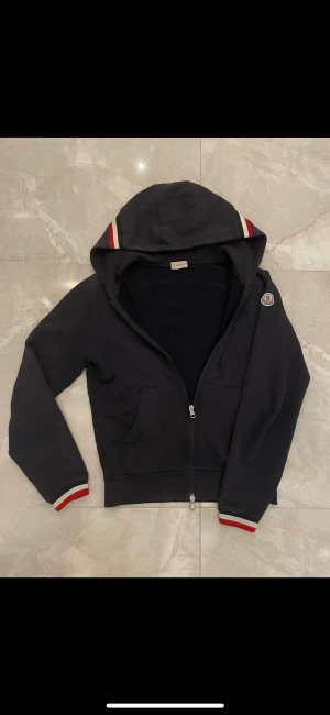 Moncler maglia - Tröjan är i ett använt skick, lite solbränt men inget man tänker på. Även små skador på armen, man ser endast skadorna om man kollar mycket noga, självklart äkta 