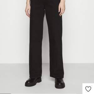 Ett par svarta Levis jeans som tyvärr inte passar längre. Nypris 1250kr