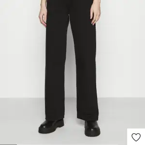 Ett par svarta Levis jeans som tyvärr inte passar längre. Nypris 1250kr