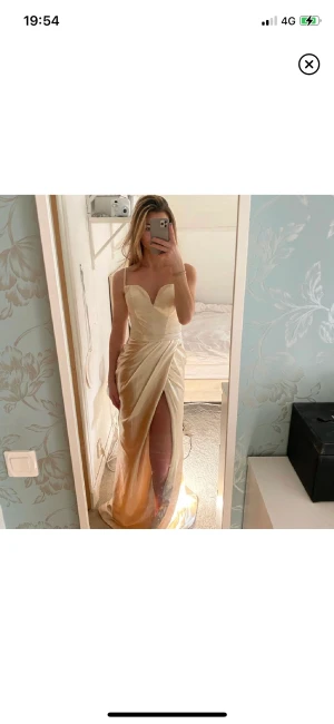 Balklänning  - Jag säljer min superfina balklänning som enbart är testad. Klänningen kommer från Brudmode och är i färgen champagne✨Ni får gärna höra av er om ni har frågor eller är intresserade💕pris går att diskutera, nypris 1300