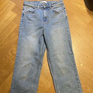 Jeans från gina tricot  - Högmidjade blå jeans. Från gina tricot. Stl 34. Nästan helt nya använd fåtal gånger. 