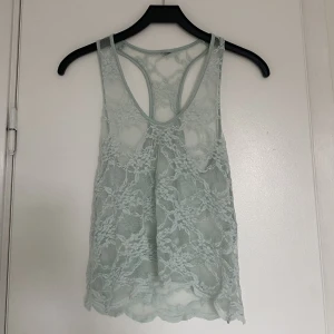 Spetslinne - Säljer detta blå/gröna Spetslinne som passar perfekt som festtopp eller till sommaren. Lappen är tyvär borta så vet inte storleken men tror xs/s