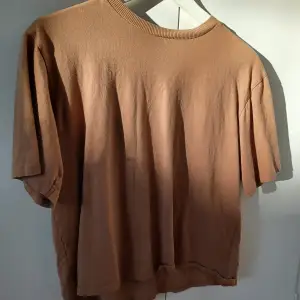 Fin brun t-shirt ifrån lager 157 som är endast testad men inte kommer till användning🧸köptes för 80kr men säljs för 40 pris kan diskuteras🫶☁️