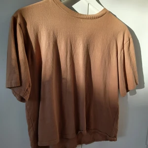 Brun t-shirt - Fin brun t-shirt ifrån lager 157 som är endast testad men inte kommer till användning🧸köptes för 80kr men säljs för 40 pris kan diskuteras🫶☁️