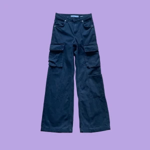 Mörkgrå Cargojeans Bershka - Jättefina cargojeans från Bershka!! De är använda men har inga defekter som syns mycket. Säljer då de inte passar mig längre. 
