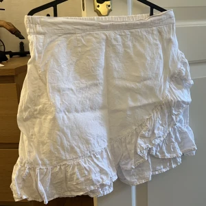 Linne kjol - Kjol i linne, inga fläckar, sparsamt använd endast skrynklig på bilden!