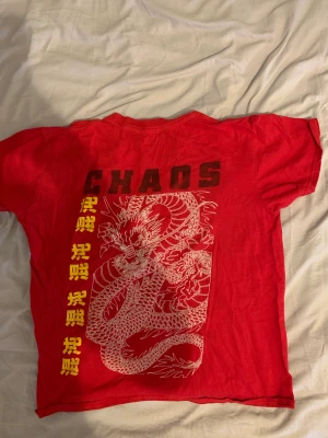 Vår/sommarkläder, 60kr styck  - Bild 1: T-shirt med coolt tryck på ryggen, storlek S/M   Bild 2: topp från Shein, stolek S  Bild 3: klänning från Shein, S 