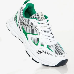 Lager 157 sneakers - Strl 39 lite för små på mig som har strl 40! Käpte i fel storlek så har endast testat att gå led skorna utomhus 1 gång  Köpt för 400 men slönger iväg dom för 200 plus frakt 😊