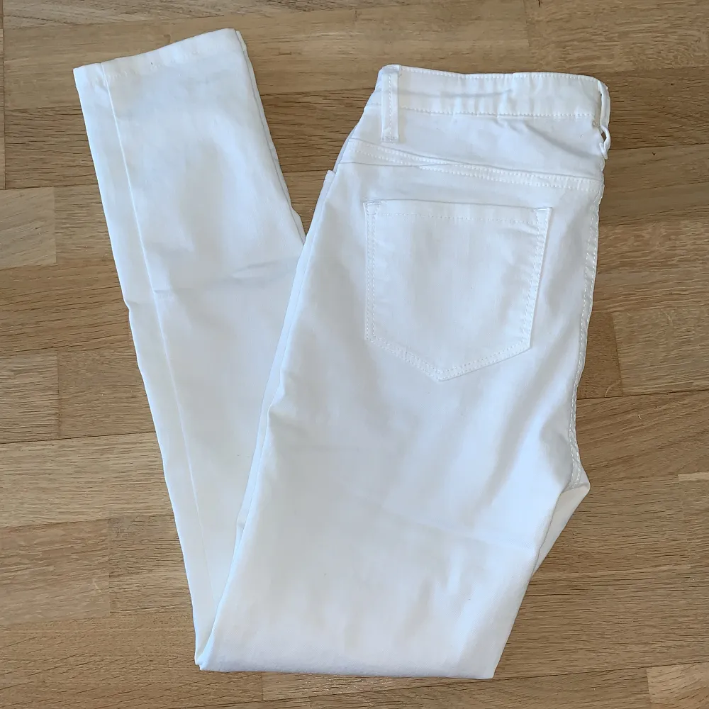 Vita slim fit denim jeans från primark strl 36. Använda en gång.. Jeans & Byxor.
