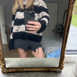 Jeansshorts  - Coola!! Bra skick perfekta till våren och sommaren. Gråsvarta 