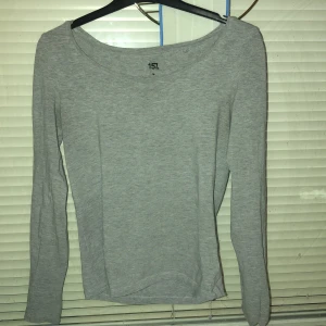 Grå långärmad tröja  - En jätte fin lång ärmad grå tröja från lager 157 sitter jätte fin på kroppen  använt bara 2 gånger