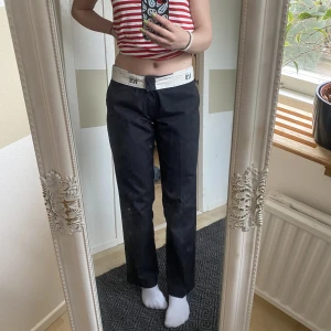 874 dickies byxor - Mina älskade dickiesbyxor måste försvinna för att göra rum för nytt. Dom är svarta herr modell, inte helt säker på storlek men passar mig som brukar ha 36/38 när dom är nedvikta med den vita kanten. Är 174 o går ner till mina fötter. Köpte dom för 800